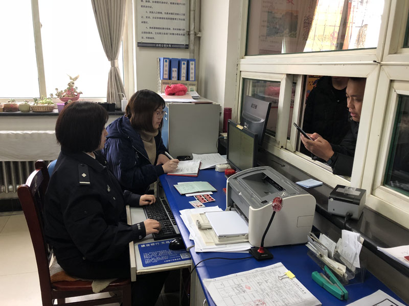 图二记者体验户籍室窗口工作