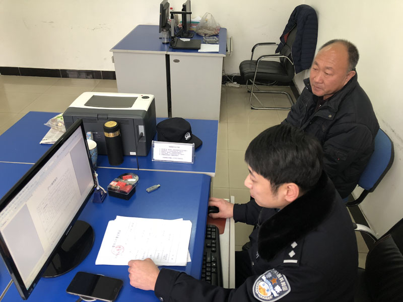 图三午饭时，民警给居民办理落户口