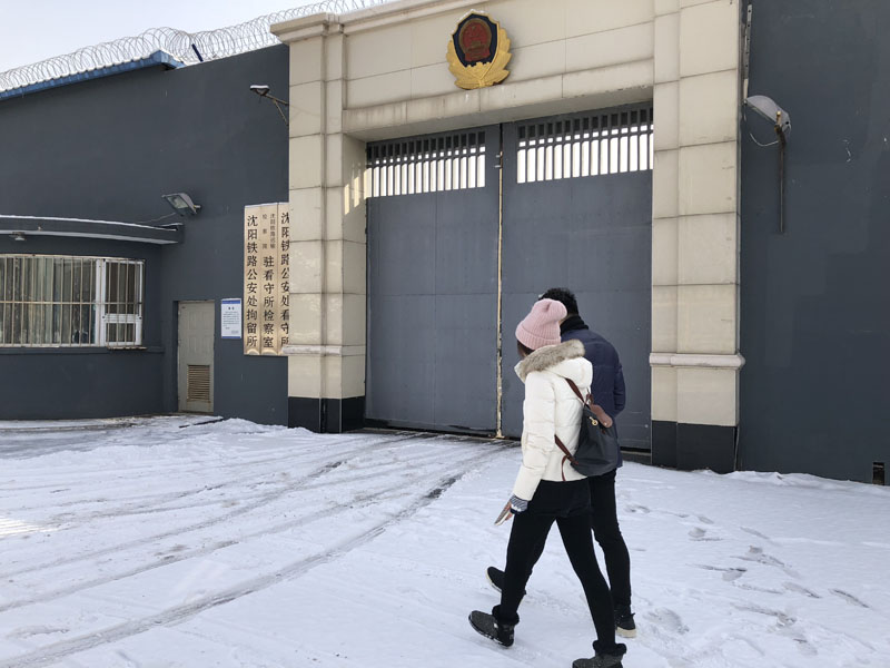 图片：记者跟随大队长袁野提审犯罪嫌疑人