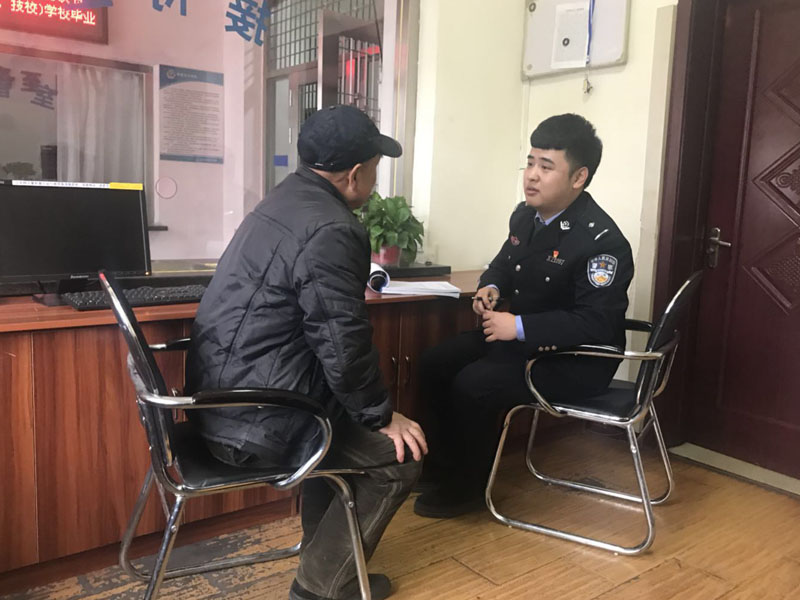 王帅耐心接待来报案的老大爷