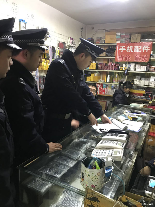 王帅（左二）和同事在附近商户和居民区内巡逻，询问情况