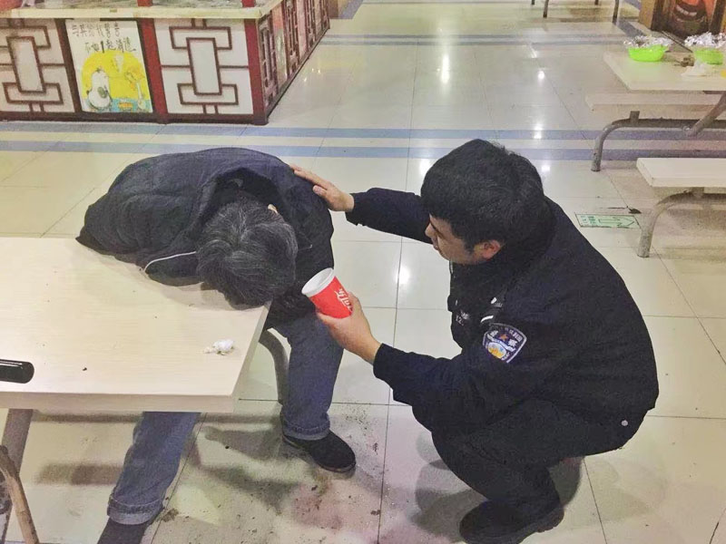 王帅给醉汉递上白开水