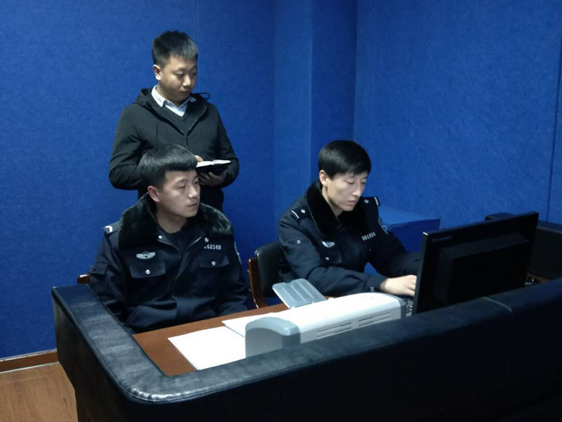 记者跟随民警询问嫌疑人