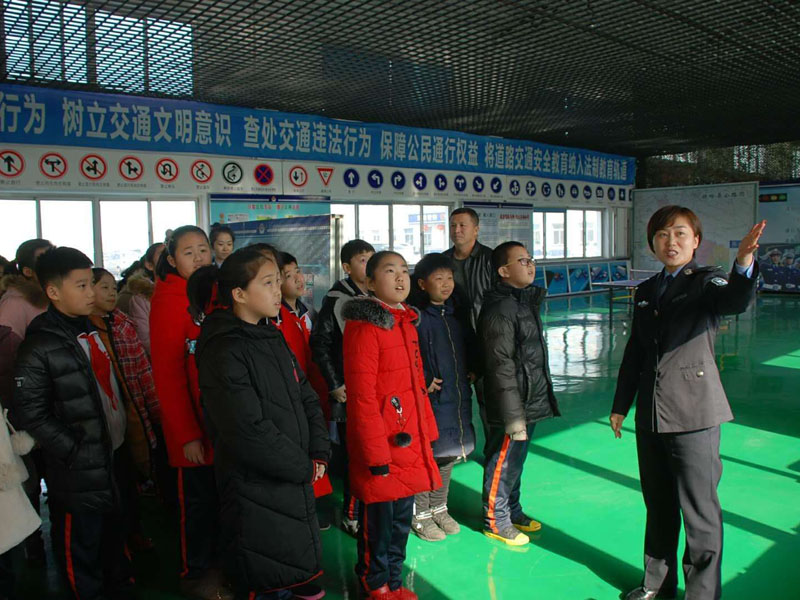（图一）民警讲解交通安全知识