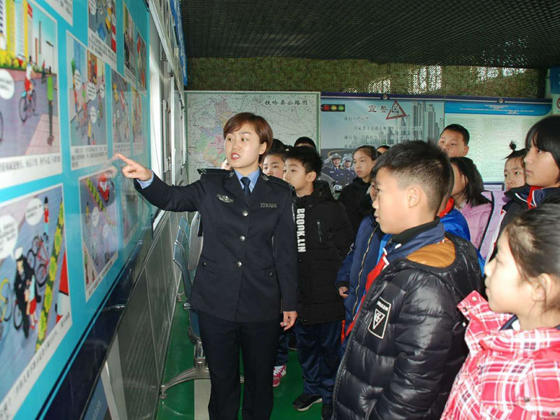 （图二）民警向学生们宣传讲解安全常识、交通标识、交通事故案例警示