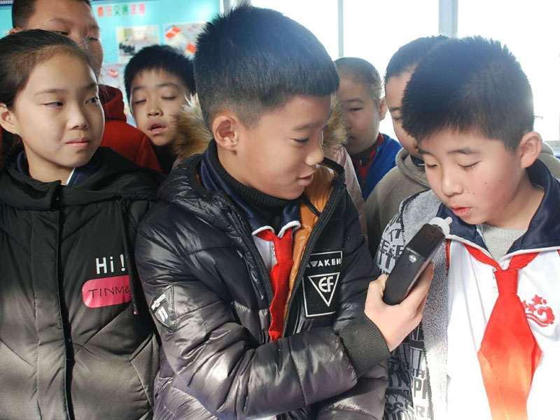 图四学生体验仪器