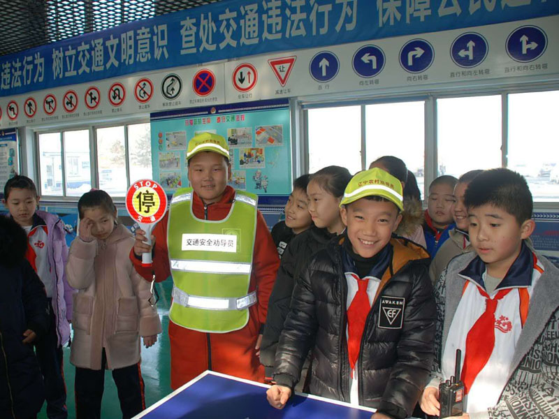 图五学生体验交警日常工作