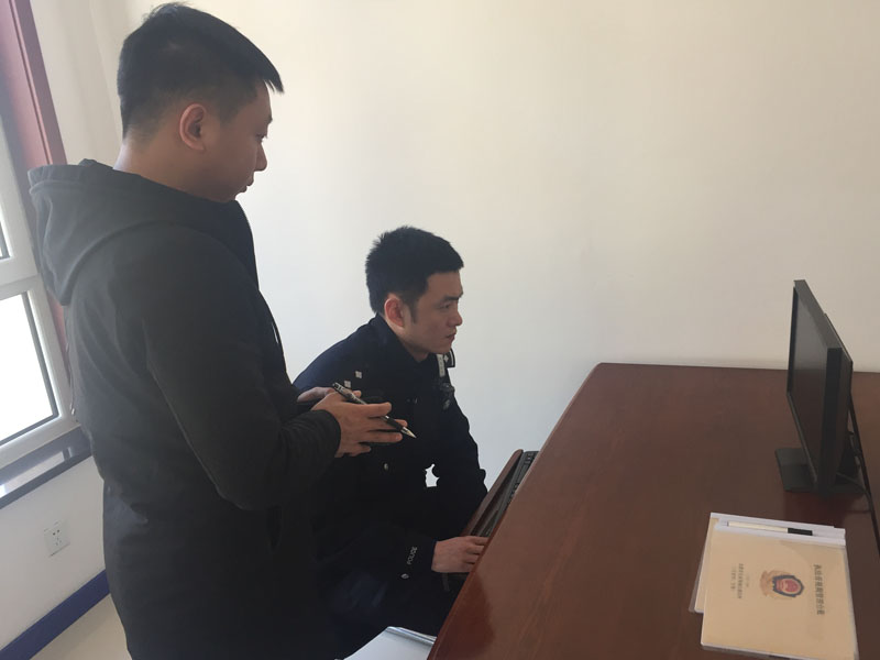 记者与民警调取视频监控