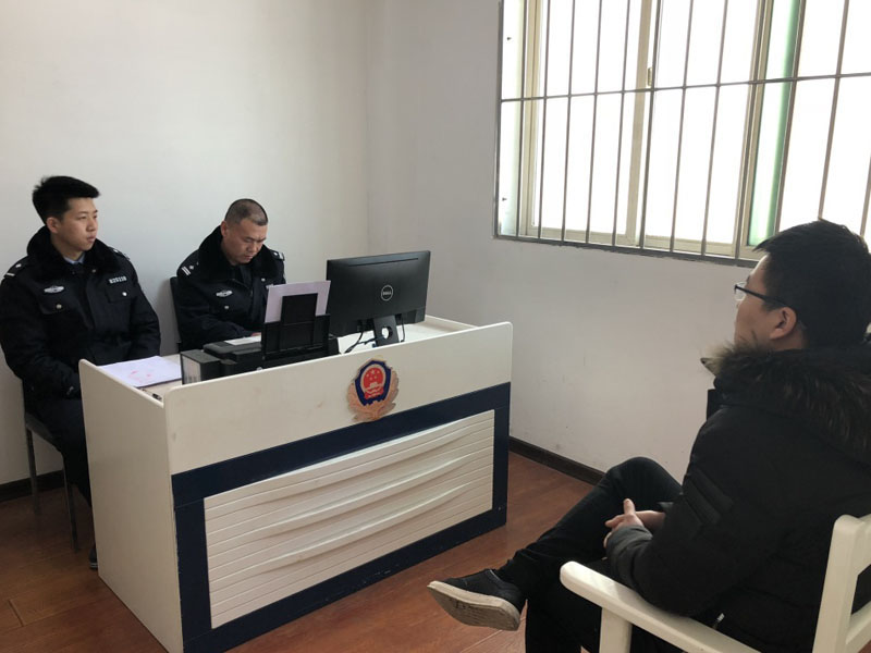 图三 民警刘继红（中）为报案人做笔录