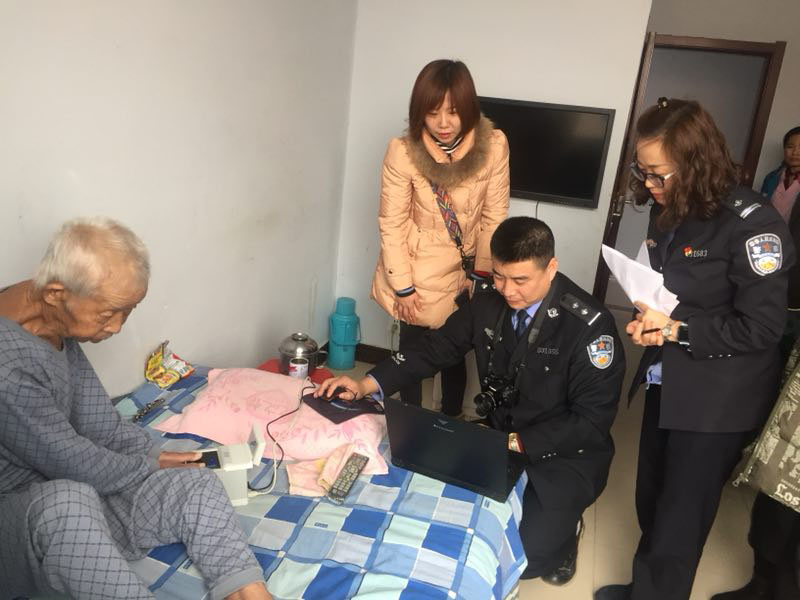 图六记者和许艳莉、方志远一起采集信息、录入指纹