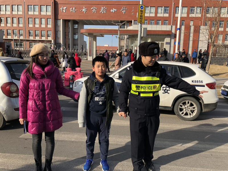 护小学生过马路