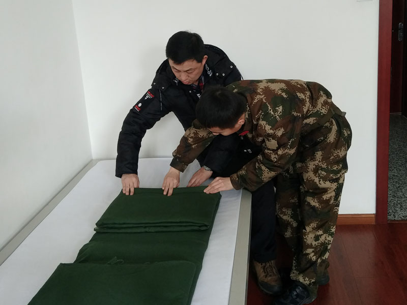 记者体验叠”豆腐块“