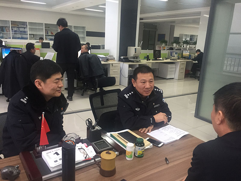 平山大队大队长冯林（左二）走访企业征求意见