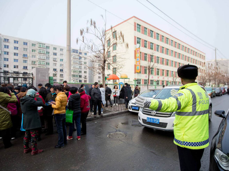 图八，朱波疏导校门前过往车流
