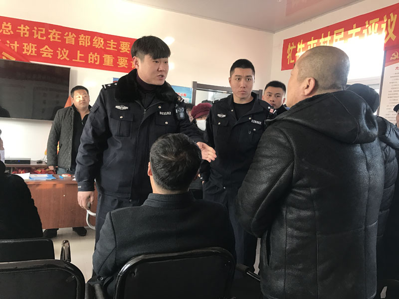（图二）民警在处里纠纷
