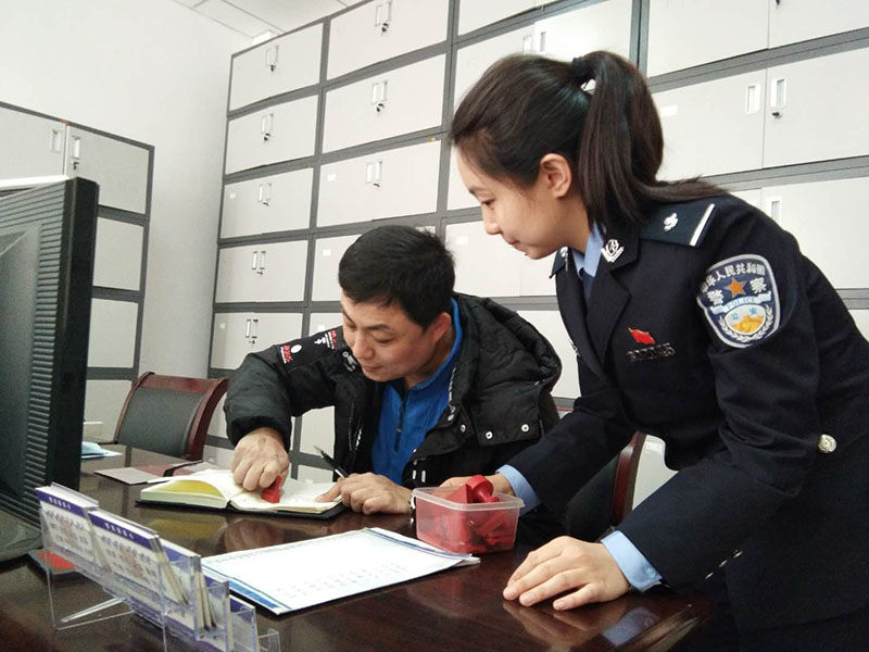 张天嘉给记者“上课”