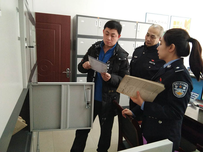 张天嘉(右一)教记者查阅档案