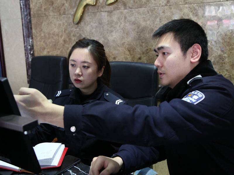 图一：记者（左一）在辅警杨宗儒的指导下熟悉身份证办理流程