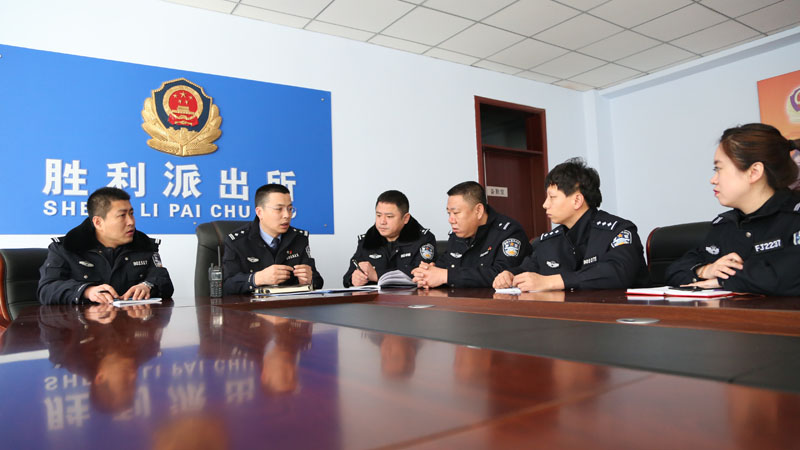 图五：所长李兵（左二）同民警一起研讨案情
