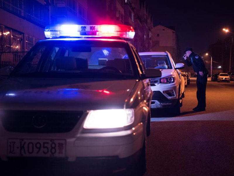 （图一）夜晚，民警需要对路边车辆进行巡查保障人民财产安全