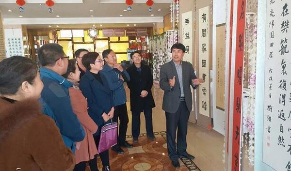 书法爱好者们观展热情高涨