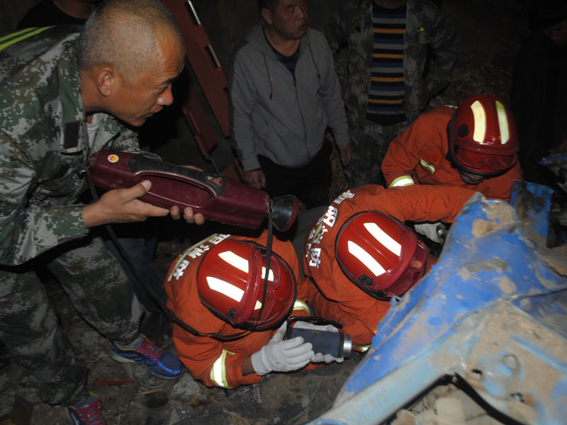 消防官兵现场救援