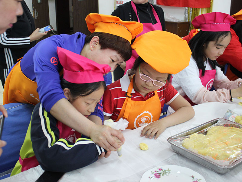 孩子们自己动手寻找快乐