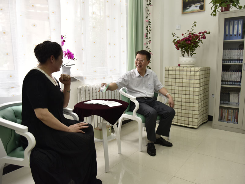 锦州市委副书记张军(右)体验心理咨询服务