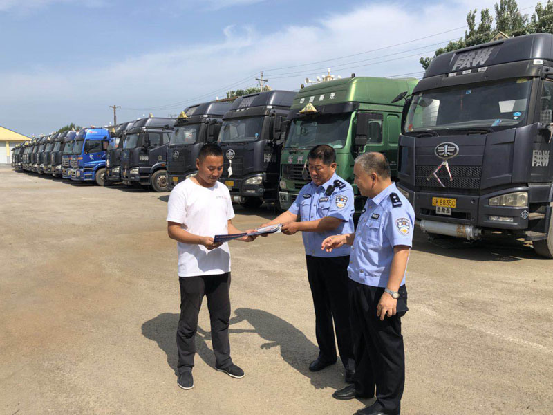 民警对企业车辆的安全管理台账、车辆信息台账等相关内容进行了详细检查，