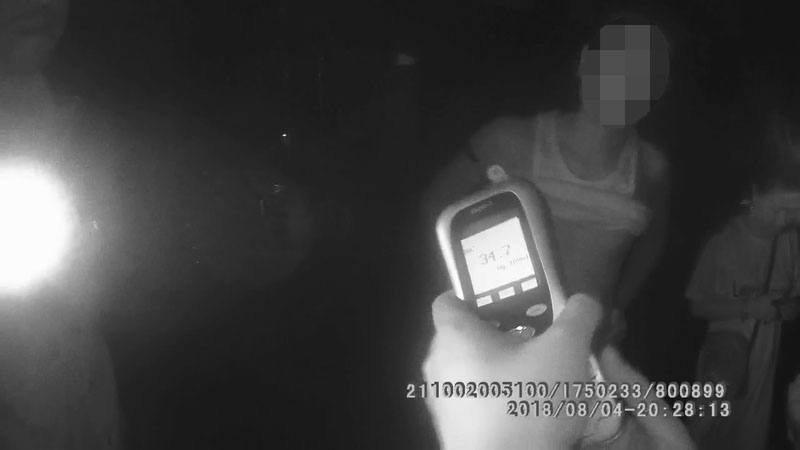 在民警检查时,用测试仪检测刘某涉嫌酒后驾驶