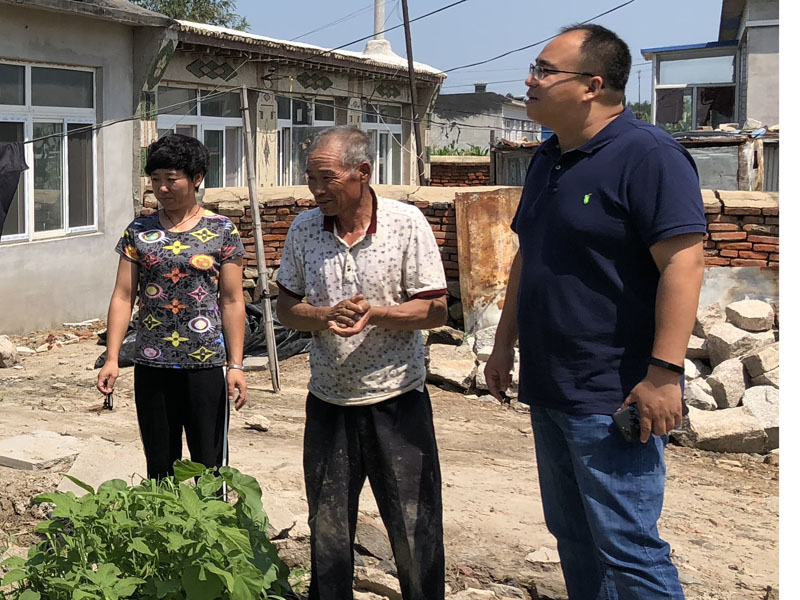 驻村书记王精仁（右一）在村民张玉家