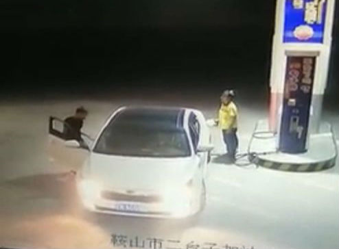 男子上车后便逃单离开