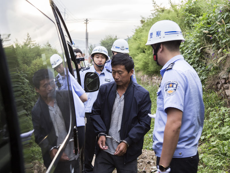 高某被押上警车