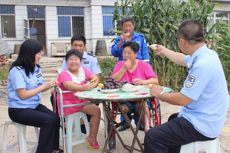 民警宋飞（左一）和同事一起去居民家中走访