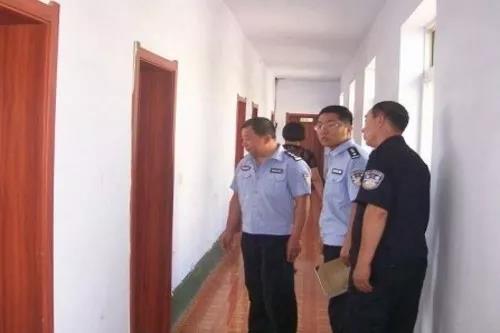 走廊存在无应急照明灯及疏散指示标志等消防隐患