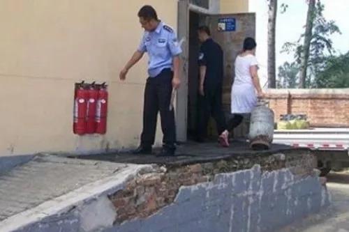液化气钢瓶露天放置易引起爆炸