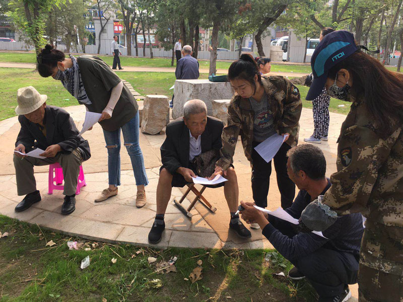 锦州市凌河区康宁街道康宁社区工作人员发放扫黑除恶明白卡4