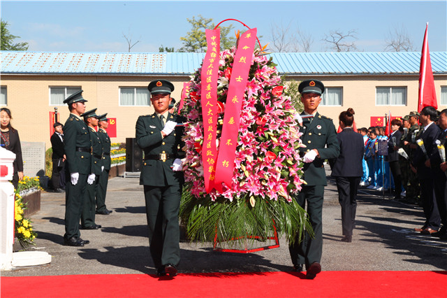武警礼兵向烈士纪念碑敬献花篮