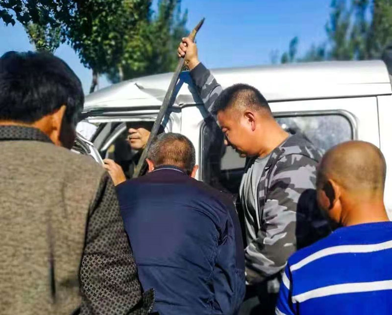 路遇交通肇事　民警紧急救助