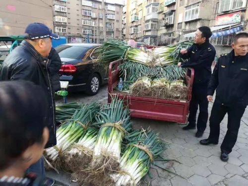 执法人员规范秋菜销售点