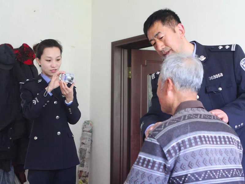 民警上门为居民照身份证照片
