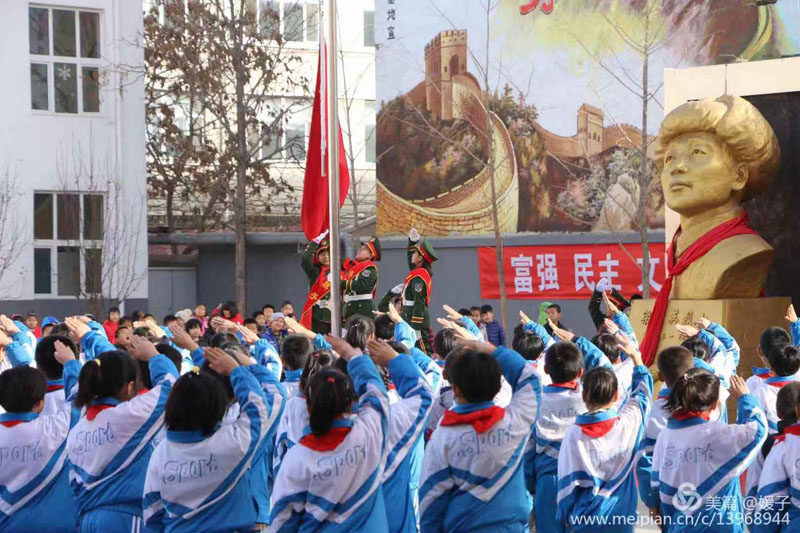 锦州市古塔区士英小学的晨读宪法活动。特约记者 孙松玲 本报记者 蔡冰 摄