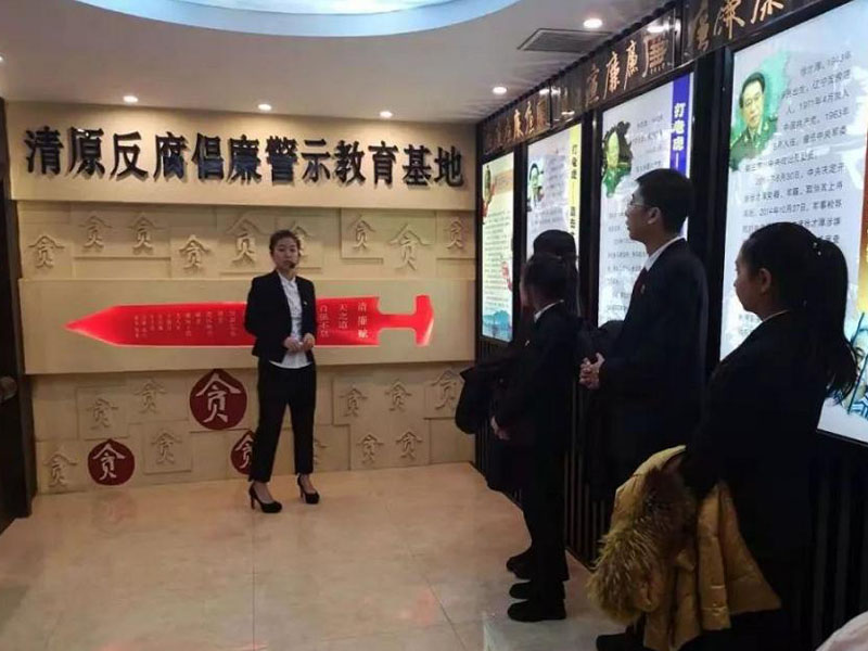干警们在认真听讲解