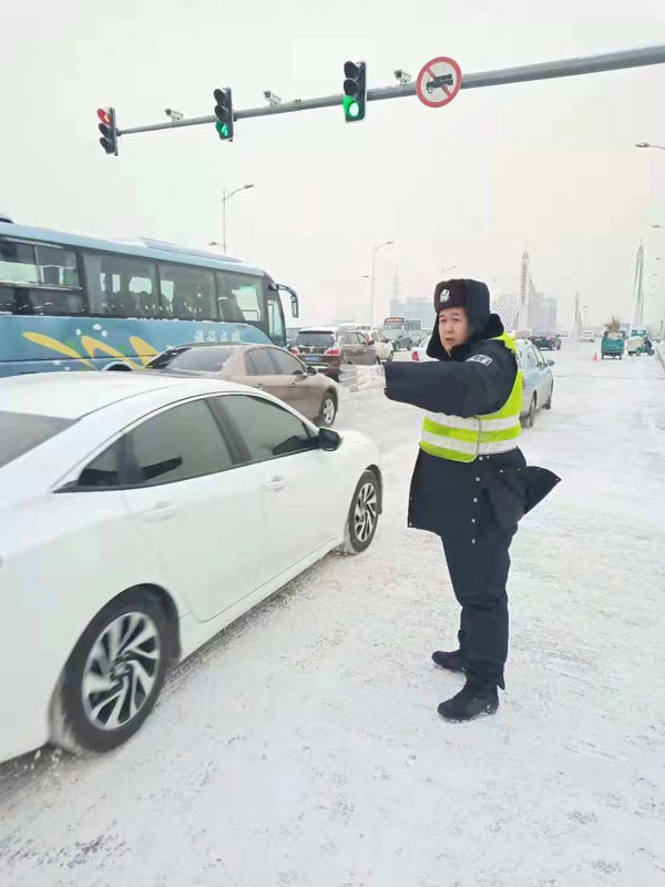抚顺交警早高峰前走上岗位