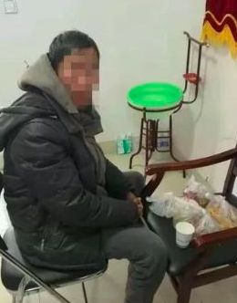 民警为黄某买来了食物、增添了衣物。