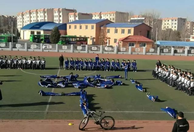 3同学们方阵表演