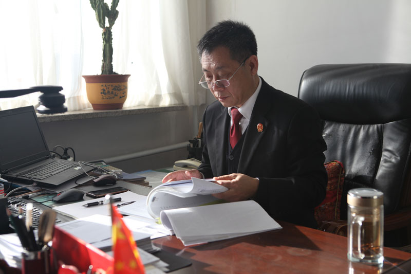 邱尔顺正在认真研究案情