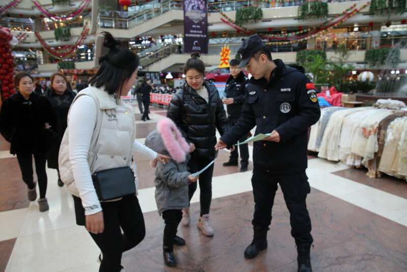 民警教小朋友防范知识