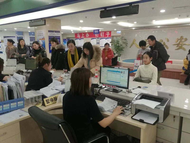 浑南分局服务大厅工作人员为群众服务