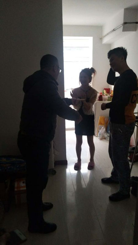 街道到小张家送去两百元奖励